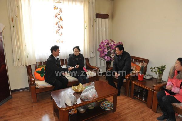 公司监事会主席、工会主席韩新平同志(左一)到因病去世员工家中走访慰问--点击看大图