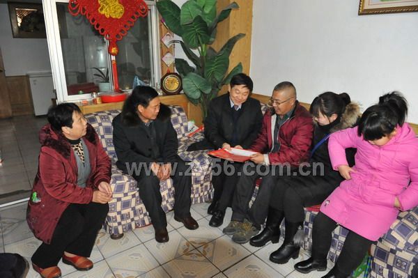 公司董事长柴继锋同志(左三)慰问2015年度公司劳动模范沙特项目员工王成伟(右三)--点击看大图