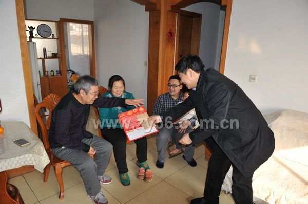 公司董事长柴继锋同志(右一)慰问患脑梗员工代章重(左一)--点击看大图