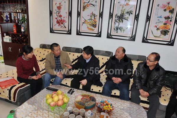 公司董事长柴继锋同志(中)慰问患脑动脉瘤裂蛛网模下腔出血病症的中原第一项目副经理张发海同志(左二)--点击看大图