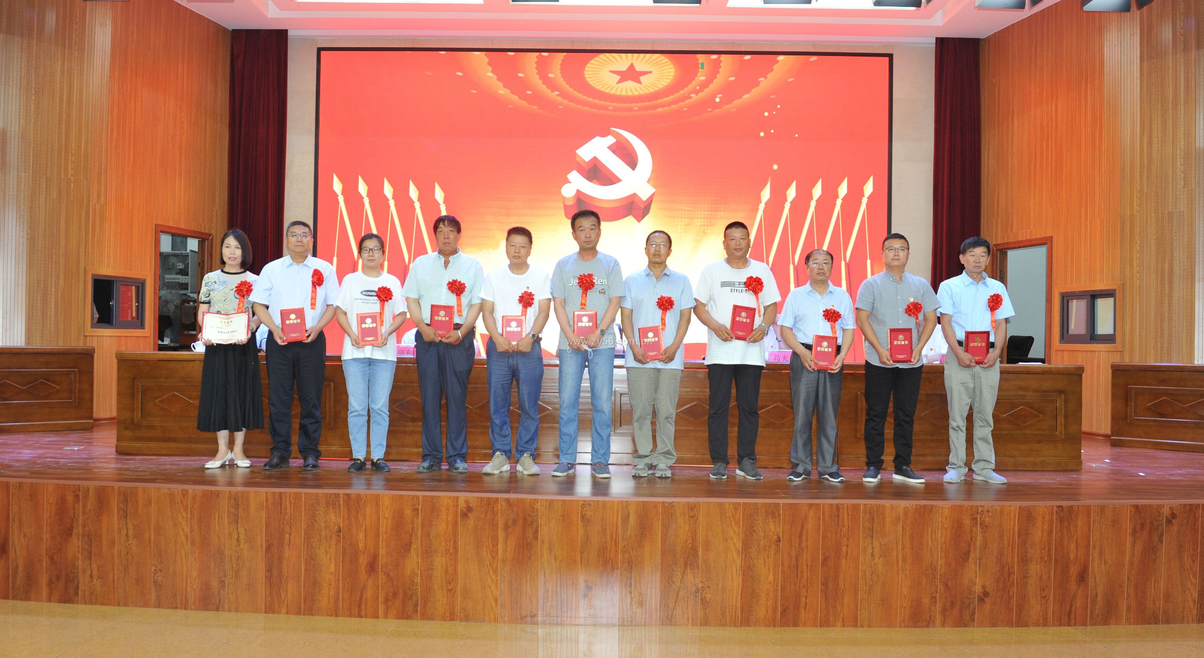 优秀共产党员代表上台领奖--点击看大图