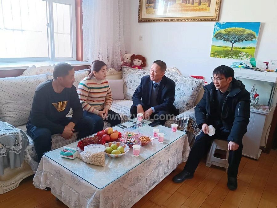 公司总经理苟光斌同志到2022年度公司劳动模范史洪超家中走访慰问
