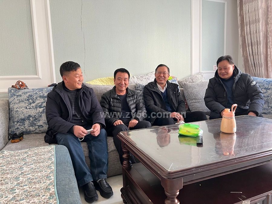 公司党委书记唐和平同志到2022年度公司劳动模范冯臣修家中走访慰问